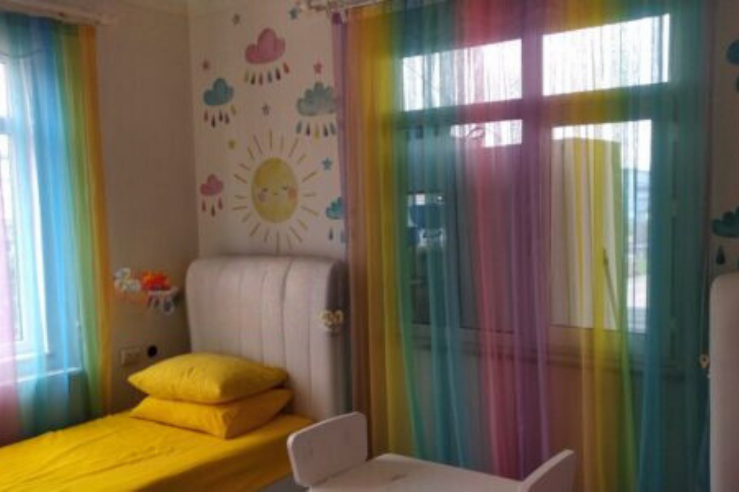 Regenboogkleurige tule gordijnen