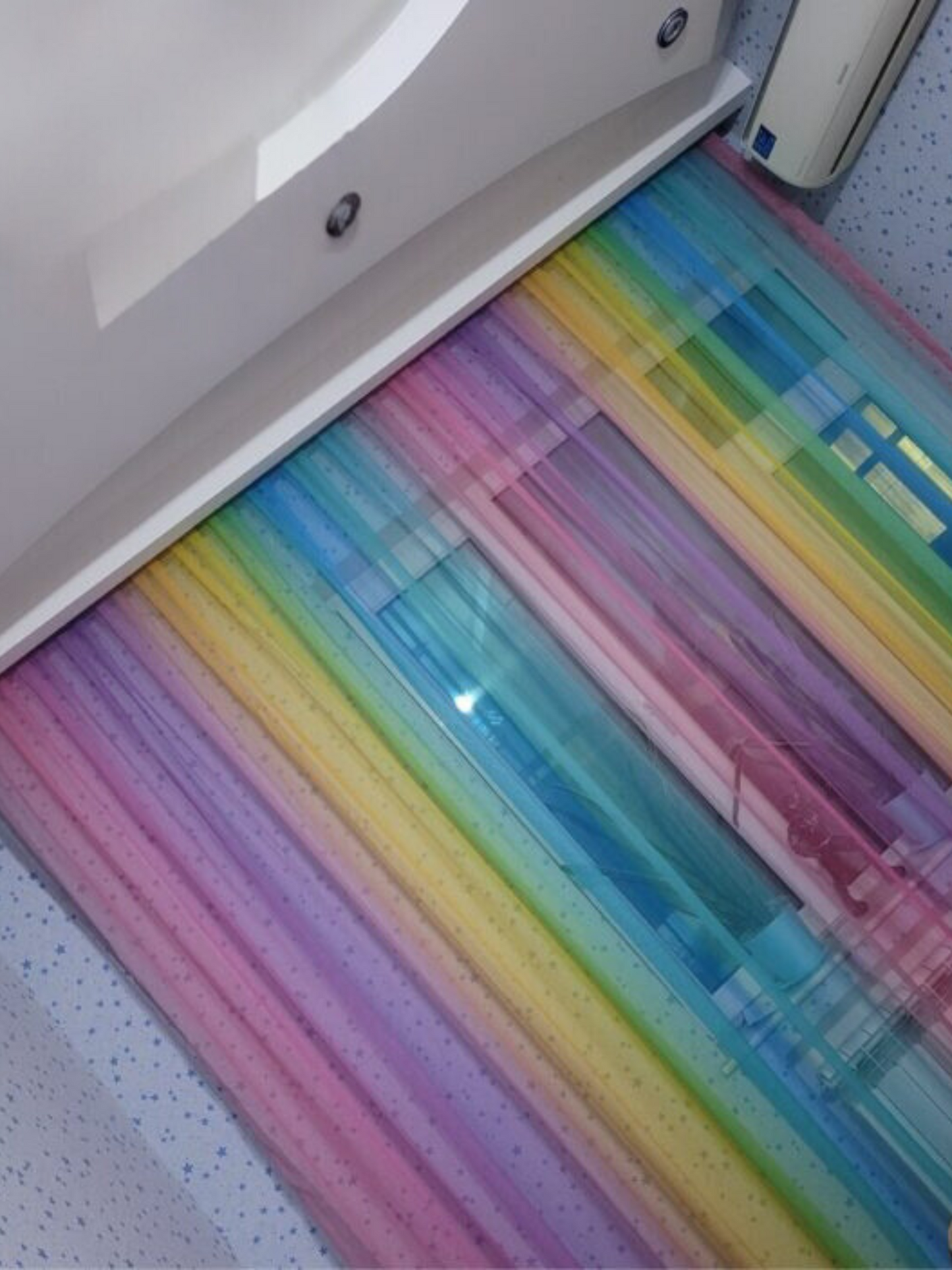 Regenboogkleurige tule gordijnen
