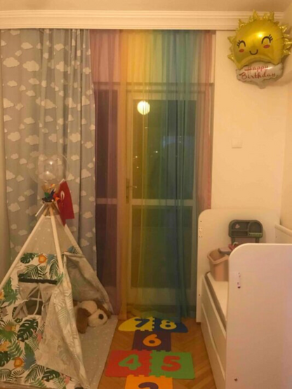 Regenboogkleurige tule gordijnen