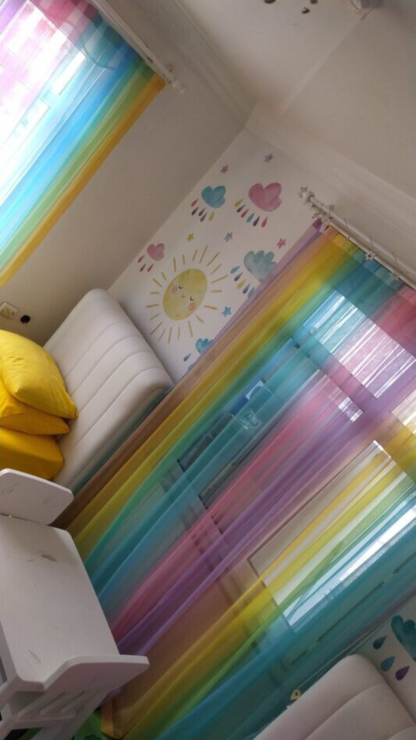Regenboogkleurige tule gordijnen