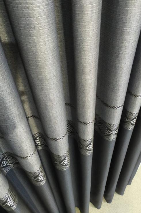 Nouveau panneau gris d'ontwerp à côté du grand jardin